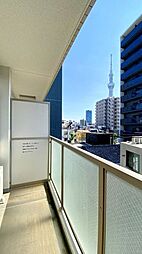 洗濯物を干したり取り込んだりしやすい設計のバルコニー。空が広く感じられ、明るい印象を受けます。