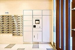 不在時にも荷物が受け取れる宅配BOX付。荷物の受け取りが多い方に便利な設備です。