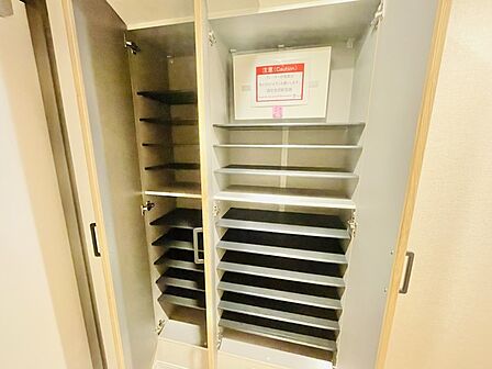 ■ 玄関がいつも片づく大容量シューズボックス ■