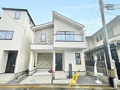 外観:洗練されたデザインが目を引くシャープな外観。周囲の街並みに調和しながらも個性的な佇まいです 外観:洗練されたデザインが目を引くシャープな外観。周囲の街並みに調和しながらも個性的な佇まいです