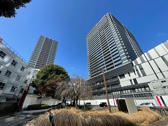 空へと伸びる建...