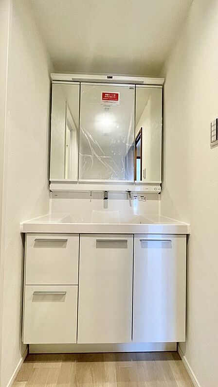 お出かけ前の身だしなみに一歩差がつく三面鏡。