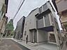 外観：洗練されたモノトーンの色合いが映える、落ち着いた佇まいの住まい。