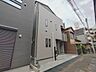 外観：落ち着いた色合いの外観が周囲の街並みに調和する洗練された佇まい