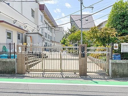 足立区立栗島小学校(720m)