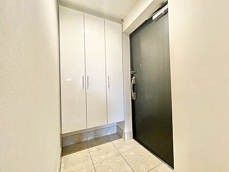 誰も住んだことのない家の玄関スペース。あたらしい木のにおいを感じていただけると思います。