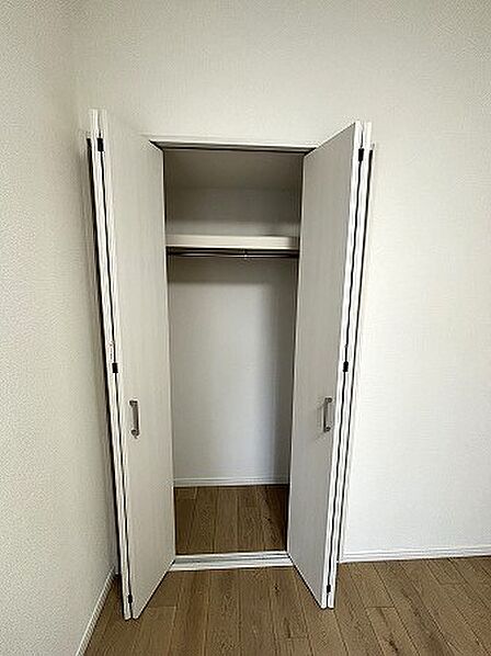 無駄な装飾を削ぎ落としたシンプルな空間が、日々の暮らしに心地よい余白と整然とした空気感をもたらします。