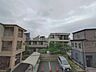 その他：建物同士が適度な距離を保ち、落ち着いた住宅街の静かな日常を感じさせる眺望です。