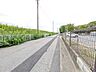 外観：前面道路含む現地写真 