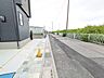 外観：前面道路含む現地写真 