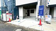マイカースペースを1台分確保。現地で車幅と共にご確認ください。 