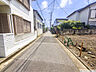 外観：前面道路 東方向を撮影