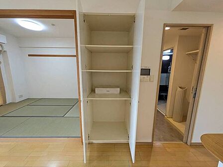 何かとものがあふれやすいリビングに、ちょっと一工夫。うれしい収納空間。