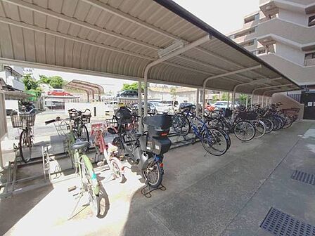 敷地内に駐輪場があります。