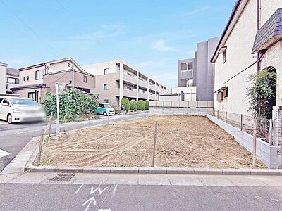 外観：周囲の見通しが良く、日中も明るさが感じられる心地よい空間。理想の住まいを叶える広さです 