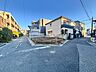 外観：前面道路含む現地写真 