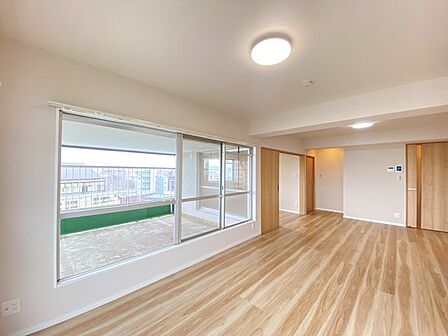 窓から広がる開放的な眺めと、明るい室内が調和し、ゆとりある時間を感じさせてくれる住まいです 