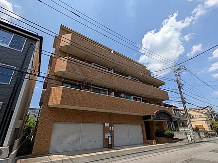 温かみのあるレンガ調の外観が、落ち着いた街並みに溶け込み、心地よい日常の拠点を感じさせます