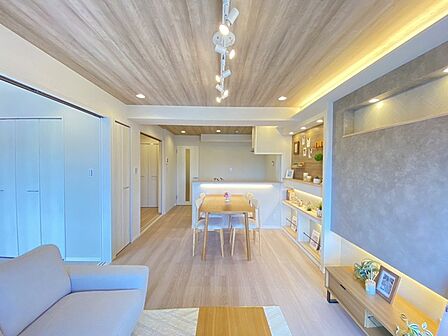 穏やかな木目のぬくもりに間接照明の柔らかな陰影が溶け込み、心地よい安らぎの時間を演出します。