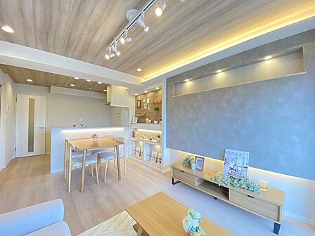 洗練された素材感と間接照明が織りなす、落ち着きと調和に満ちた上質な暮らしの空間。