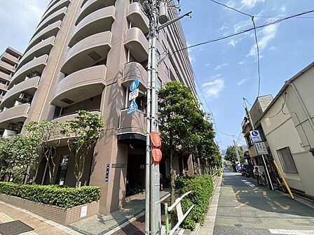 街並みに穏やかに溶け込み、日常の風景に落ち着いた表情を添える佇まいです。