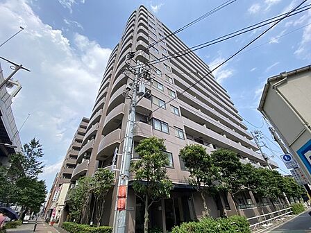 街並みに馴染む落ち着いた佇まいと、空へ向かって堂々とそびえ立つ重厚なフォルムが暮らしの拠点としての安心感を伝えます。
