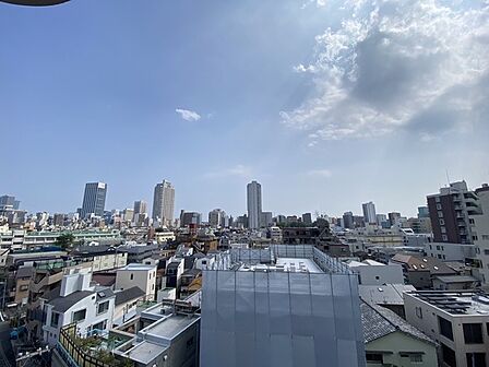 どこまでも広がる空を望む開放的な眺望が、日々の暮らしに心地よいゆとりと開放感をもたらしてくれます。