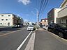 外観：前面道路含む現地写真 