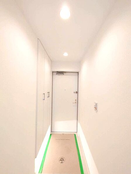 お手入れの行き届いた玄関。ご見学時に下駄箱の扉をあけて使い勝手をご確認下さい。