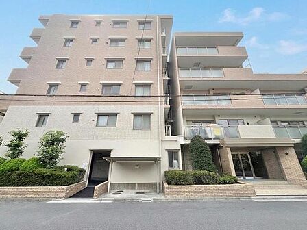 穏やかな街並みに溶け込む落ち着いた佇まいの外観です