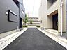 外観：前面道路含む現地写真 