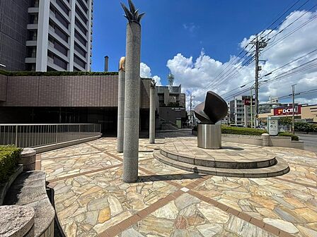 洗練された意匠が日常に彩りを添え、街の景観と調和する穏やかなエントランス周辺の風景です