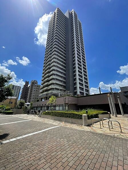 空へ向かって伸びる端正なフォルムが、街の景色に洗練された存在感を添えています