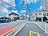 外観：前面道路含む現地写真 