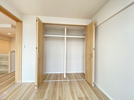 木目の温もりが広がる空間に、すっきりと整えられた美しい収納スペースが調和します。