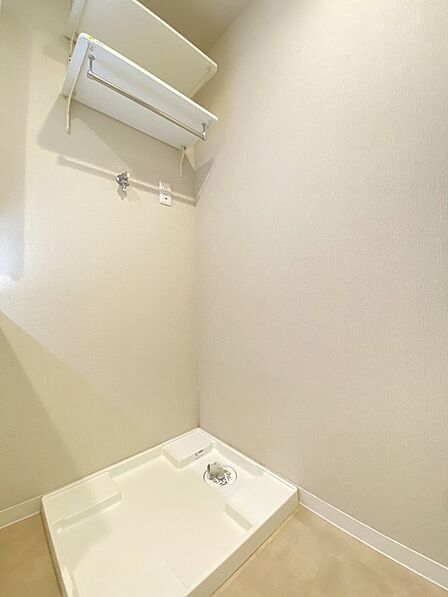すっきりと無駄のない洗練された空間が心地よい、毎日の暮らしを整える機能的な一角です。