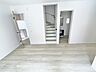 室内：無駄な装飾を削ぎ落としたミニマルな空間が、日々の暮らしに心地よい静けさと広がりをもたらします。