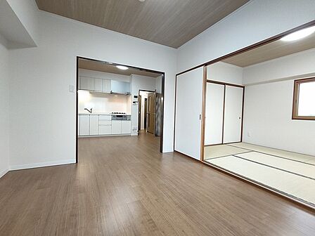 落ち着いた色合いの木目が心地よい空間をつくり出し自然体でくつろげる穏やかな雰囲気が漂います