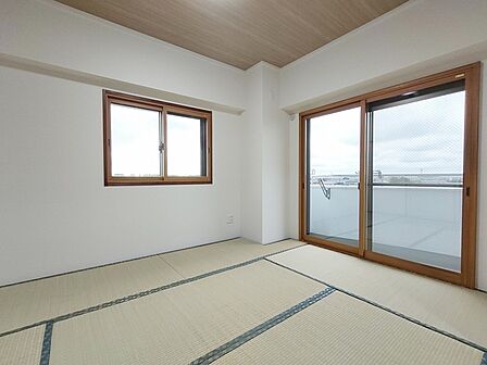 二面採光の窓から心地よい自然光が広がる、すっきりと開放的な空間です