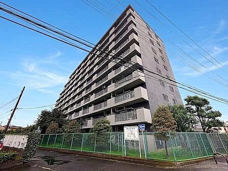 青空に映える堂々とした佇まいは毎日の暮らしに安心感をもたらしてくれます 
