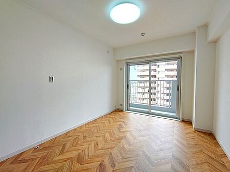 バルコニーに面した明るくて、風通しの良い心地よい洋室です。