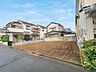 外観：周辺環境が落ち着いた住宅街に佇む、ゆとりある敷地です。