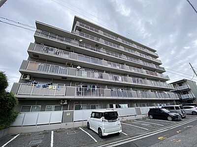 外観：洗練された佇まいが街並みに溶け込む落ち着いた外観デザイン