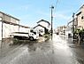 外観：前面道路含む現地写真 