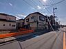 外観：前面道路含む現地写真 