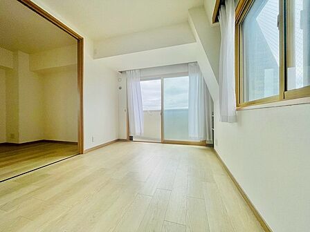 木の温もりが広がるナチュラルな空間で心安らぐ穏やかな時間を過ごせる室内です 