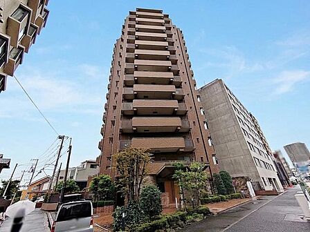 街並みに溶け込む落ち着いた色合いの佇まいが日常へ穏やかに誘います