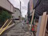 外観：前面道路含む現地写真 