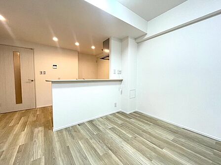 美しい木目が足元に広がり温もりを感じさせる心地よい空間です 