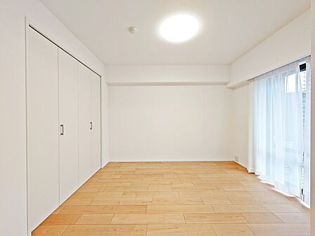 大事な日当たりは、大きな窓から。誰のお部屋にしましょう。